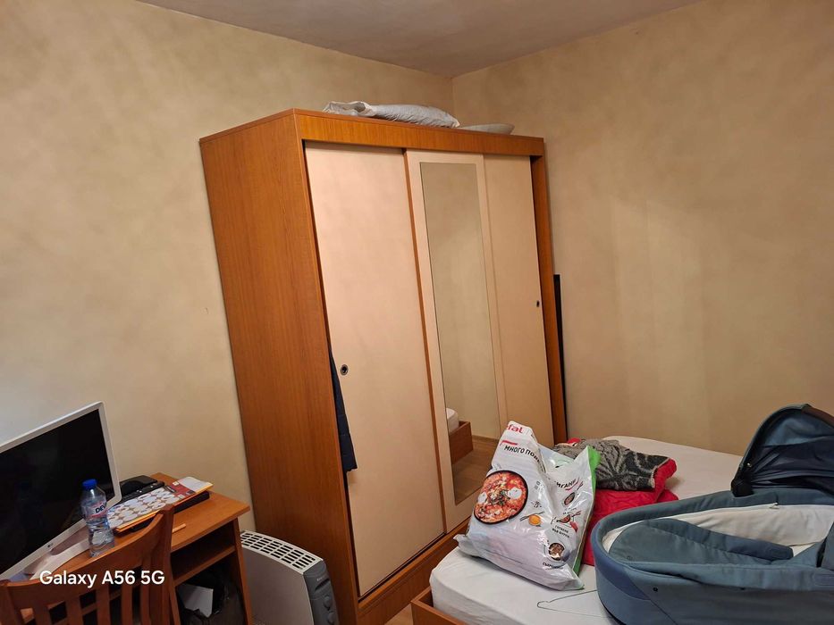 Спалня с гардероб и биро като нови .