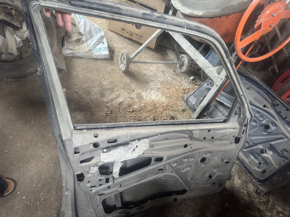 W124 левая передняя дверь