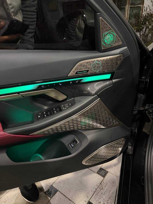 Продам BMW i5 xDrive40 в M-Perfomance обвесе + навароты , официальная