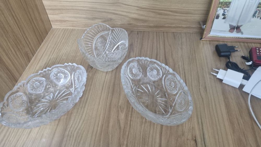 Стол и стулья, хрусталь,сумка мессенджер фирма burberry