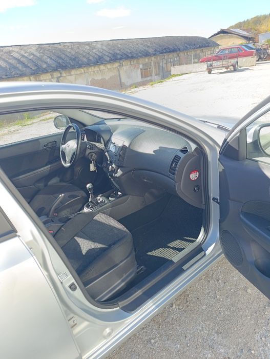 Hyunda i30 1.4 бензин мисля че мотора е за лагери ..