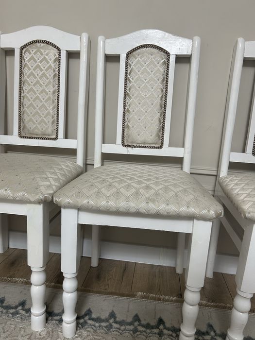 Стол сатылады. 24 орындығымен. Түсі ақ.