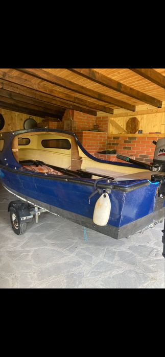 Barcă  cu motor de 4 cai si peridoc
