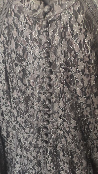 Дантелена рокля в кафяв цвят с златистата нишка.