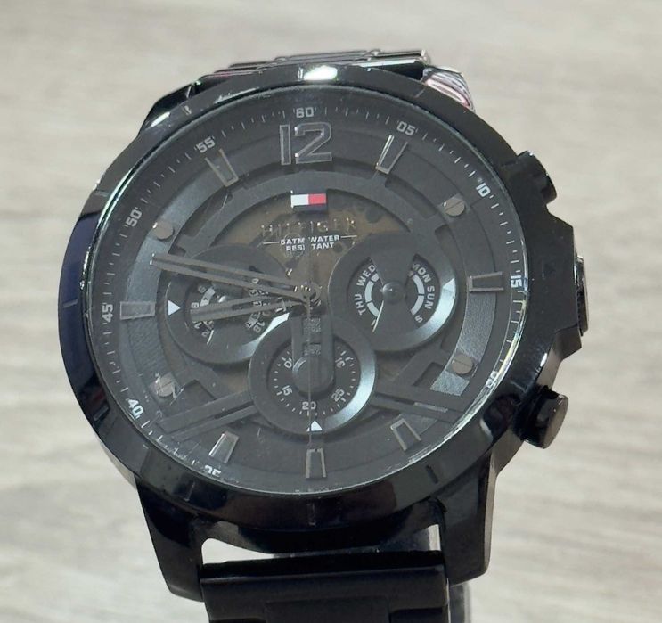 Аналогов часовник в Черно TOMMY HILFIGER TH458