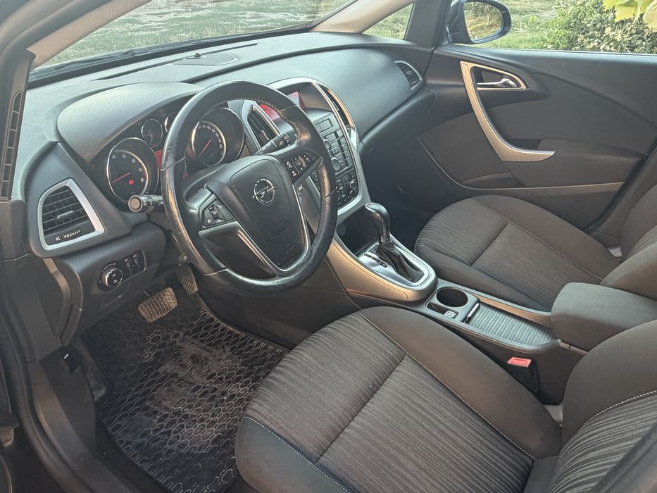Opel Astra / Автоматик / Подгрев седалки и волан / Автопилот