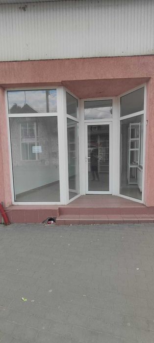 Spatiu comercial de inchiriat/zone centrala intre doua scoli si o banca/18mp