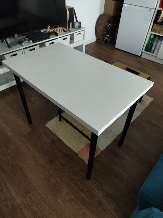 Birou/Masă IKEA Blat alb cu 4 picioare negre. Utilizată. Are uzuri  superficiale.