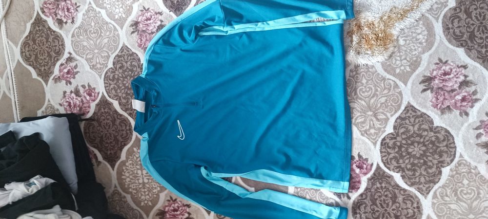 Продавам nike спортна блуза