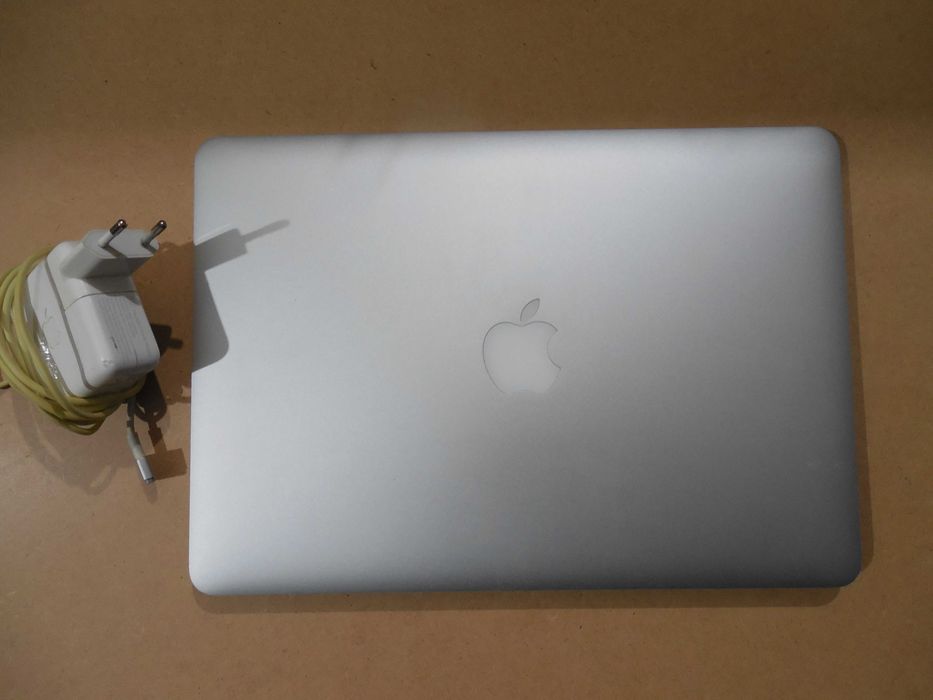 Vand laptop A1466 Macbook Air 2015 13 inch 4GB SSD 128GB baterie 8 ore astect ca nou