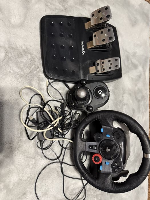 Logitech G29 Driving Force, compatibil cu consolele PlayStation (PS5, PS4, PS3) și PC