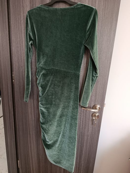 Смарагдово зелена велурена рокля H&M с дълъг ръкав