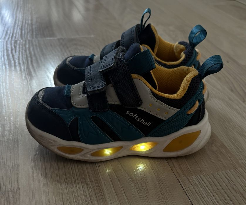 Детские кроссовки