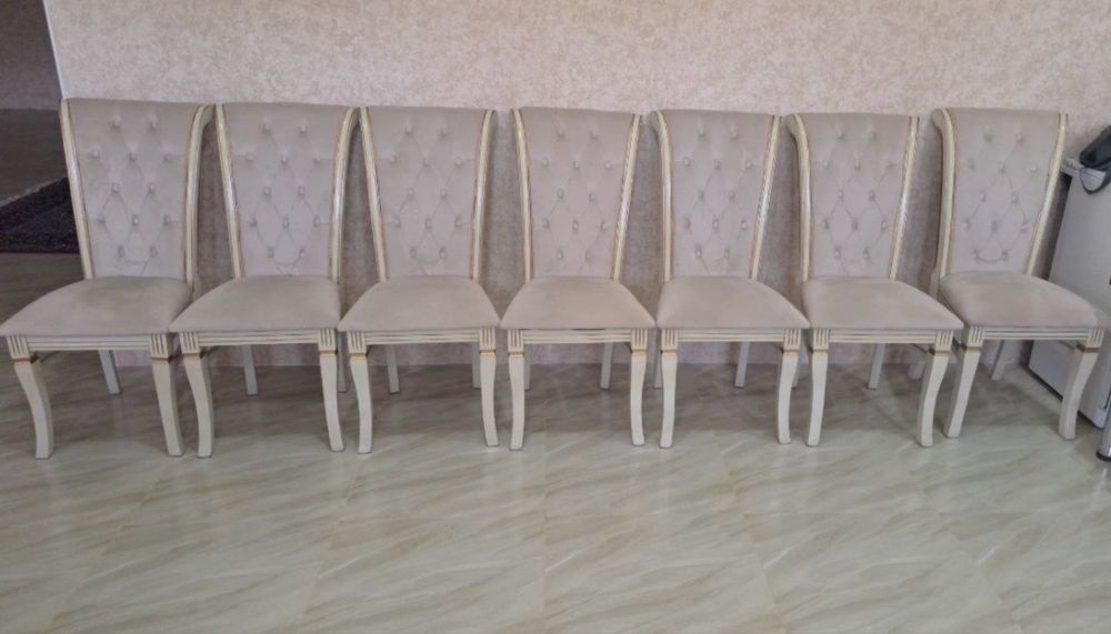 Бежевые стулья для гостиной/кухни