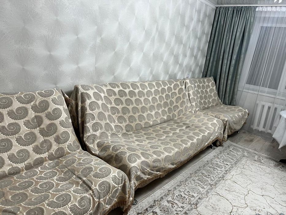 Диван с двумя кресломи