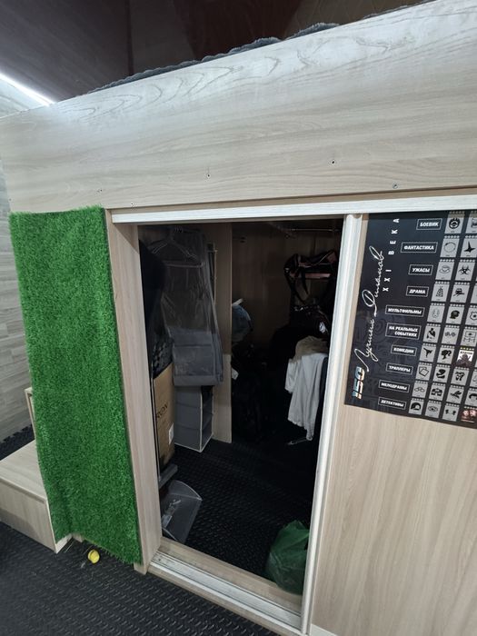 Кровать с лестницей и гардеробной