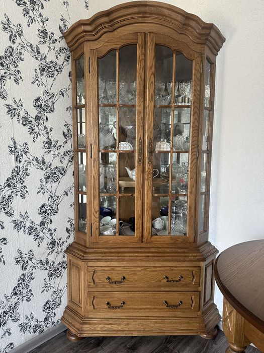 Продам сервант. Дуб