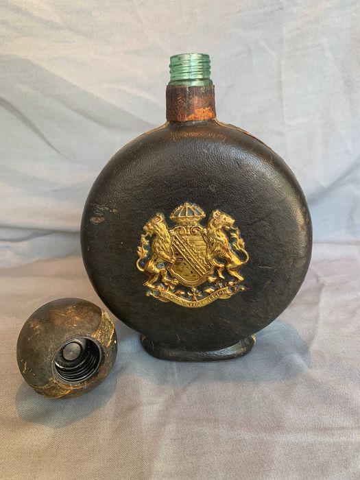 стара стъклена и кожена гарафа за парфюми