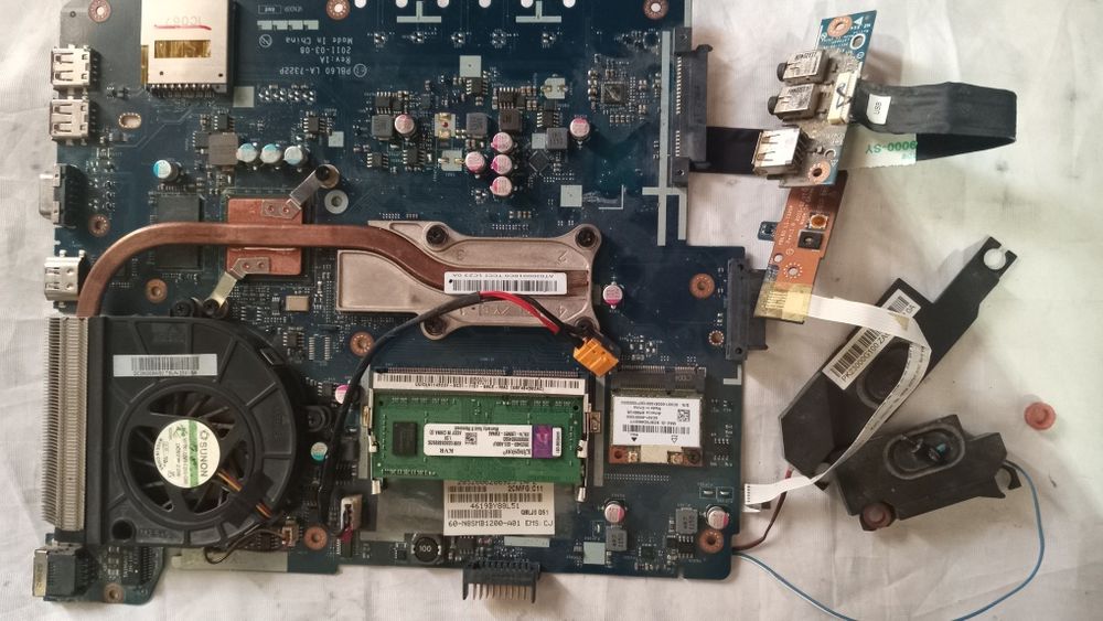 Материнская плата ASUS X53B.