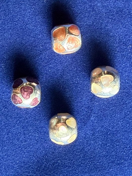 Гривна Pandora с 21 талисмана в отлично състояние на супер цена