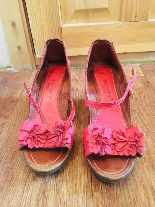 Босоножки на танкетке