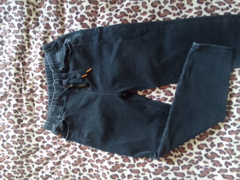 Джинсы женские черные.