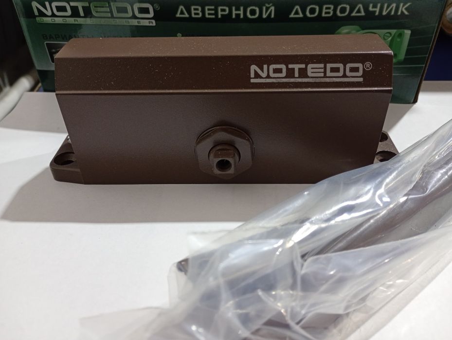 Дверной доводчик