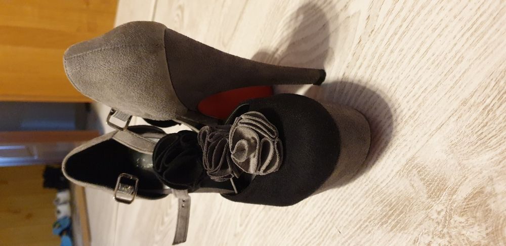 Sandale cu platforma