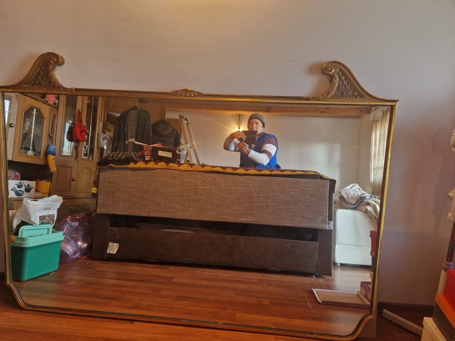 Vând oglinda cu ornamente