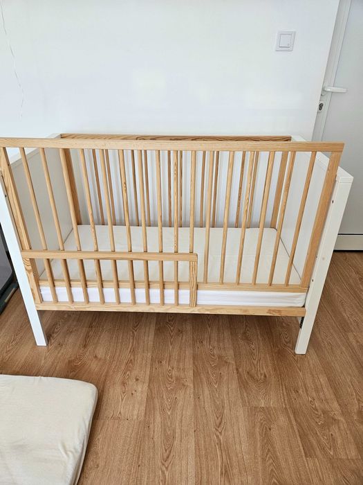 Бебешко легло/кошара Kinderkraft MIA 60×120 см – бяло и естествено дърво