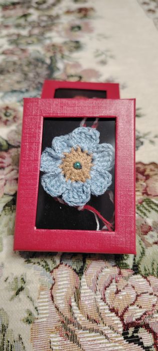 Broșă mărțișor croșetat