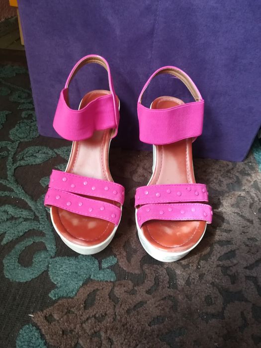 Запазени сандали на платформа