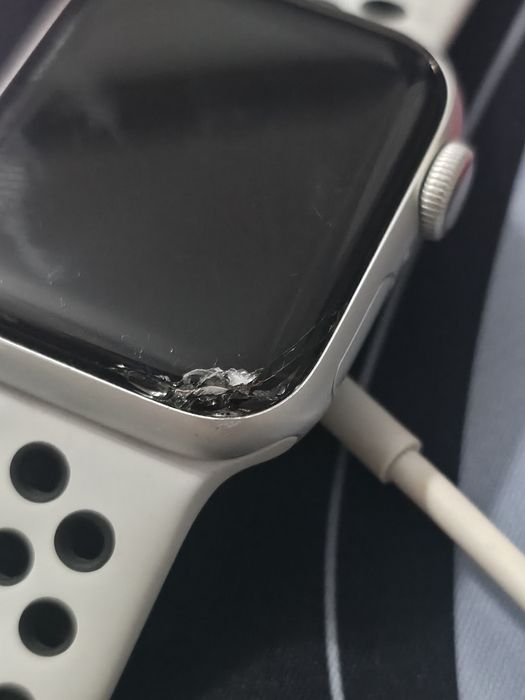 Продам Apple Watch SE