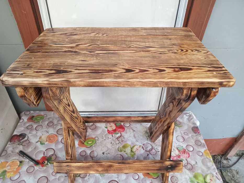 Продам стол и два стульчика.