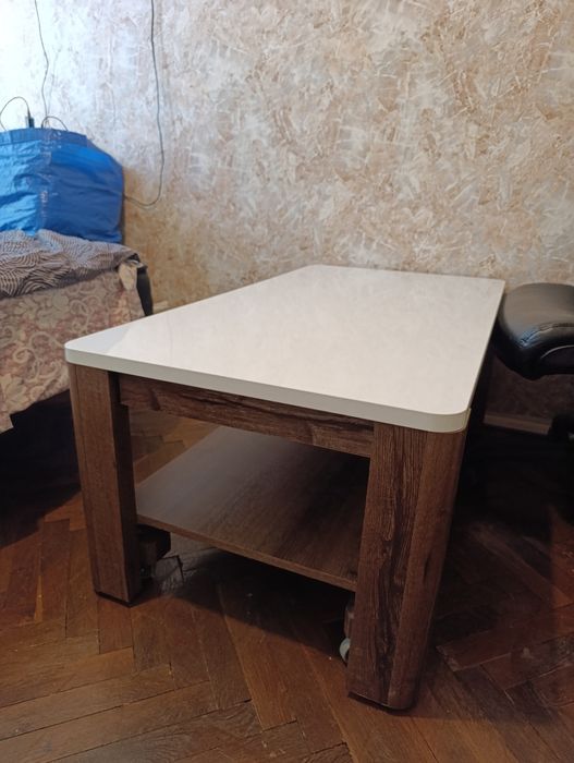 Холна маса на колелца