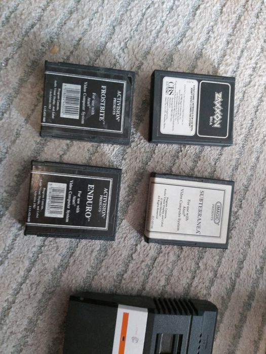 Конзла Atari 2600 и 4 игри