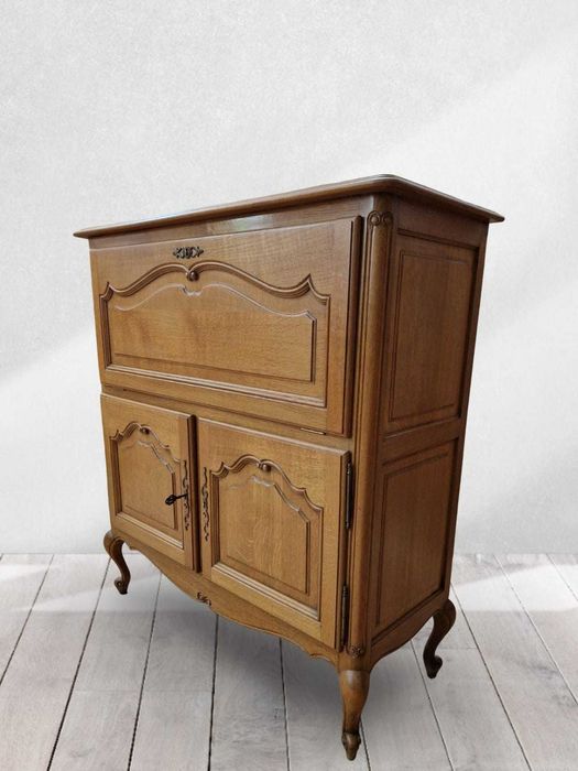 Шкаф барче от висококачествен дъбов масив в стил "ЛУИ XV"