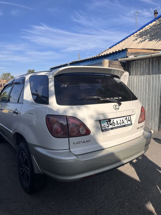 Машина Toyota Harrier