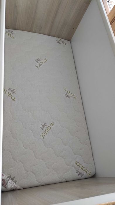 Дървена кошара с матрак и спален комплект