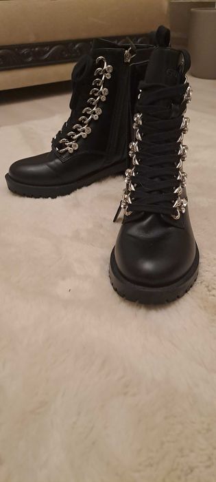 Bocanci Guess pret 400 ron noi nepurtati marimea 36 .