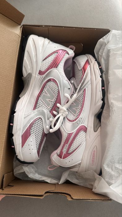 Кроссы new balance pink white