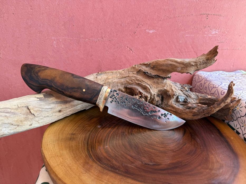 Ножът е изработен от френска стомана Т5 
Дръжката е от корен орех,кост