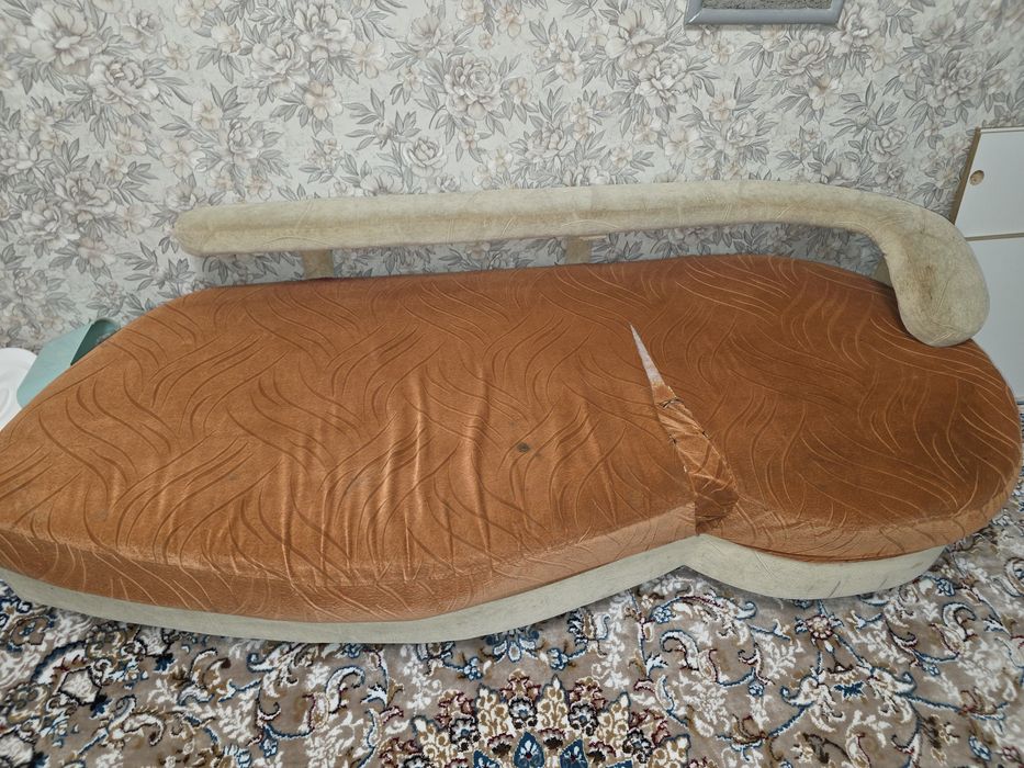 Продам диван на колёсиках.