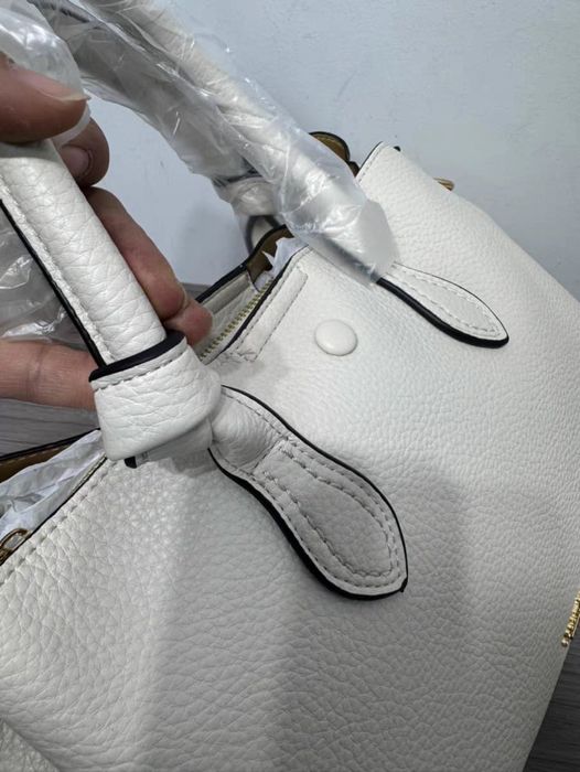 Женская сумка цвета айврори