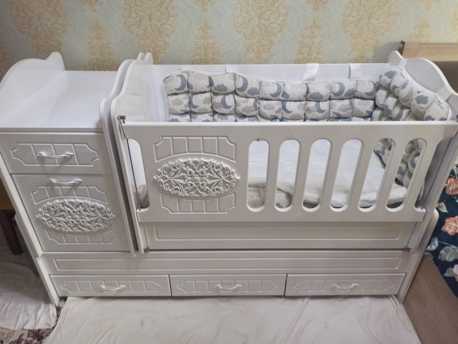 Chaqaloqligidan to katta bogunicha yotsa boladigan karavat