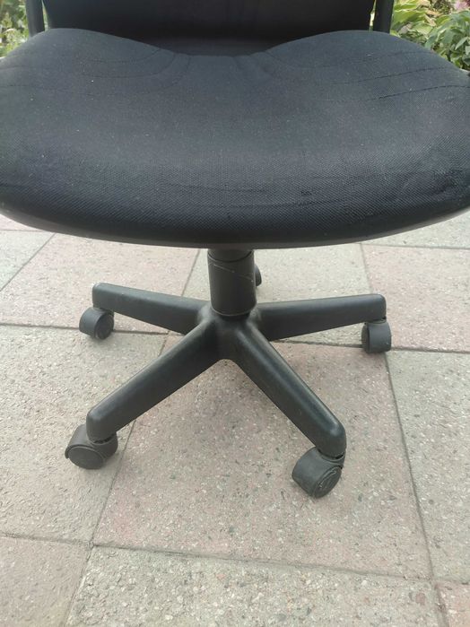 компьютерное кресло на колесиках.