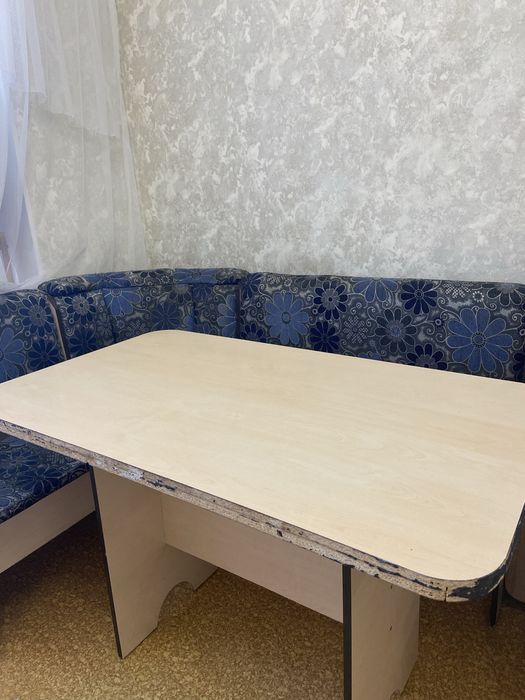 Продам кухонный стол и диван