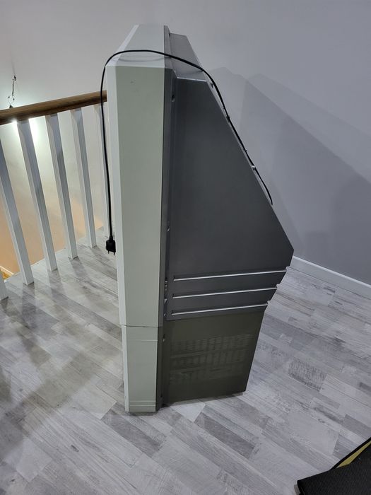 LG телевизор на колесиках