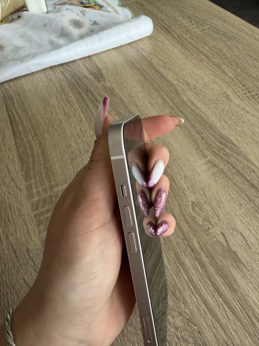 Iphone 13 с подарък няколко калъфчета
