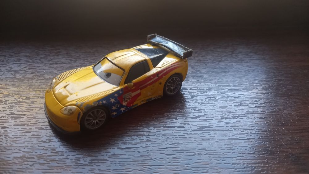 Металическая машинка из мультфильма Тачки